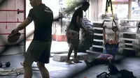Gadis "Kutu Buku" Kalahkan Pelatih Muay Thai