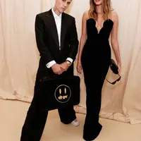 Hadir di Met Gala 2021, Justin Bieber & Hailey Bieber tampil kompak kenakan outfit serba hitam. Kece banget! (Instagram/haileyjbaldwin).