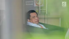 Anggota DPR Komisi X fraksi Demokrat, Djoko Udjianto berada di ruang tunggu untuk pemeriksaan di Gedung KPK, Jakarta, Rabu (13/2). Djoko Udjianto diperiksa sebagai saksi dengan tersangka Wakil Ketua DPR nonaktif Taufik Kurniawan. (Merdeka.com/Dwi Narwoko)
