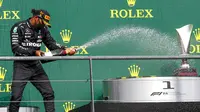 Pembalap Mercedes Lewis Hamilton merayakan kemenangan pada ajang F1 GP Belgia 2020 di Spa-Francorchamps, Minggu (30/8/2020). (Francois Lenoir/Pool Photo via AP)