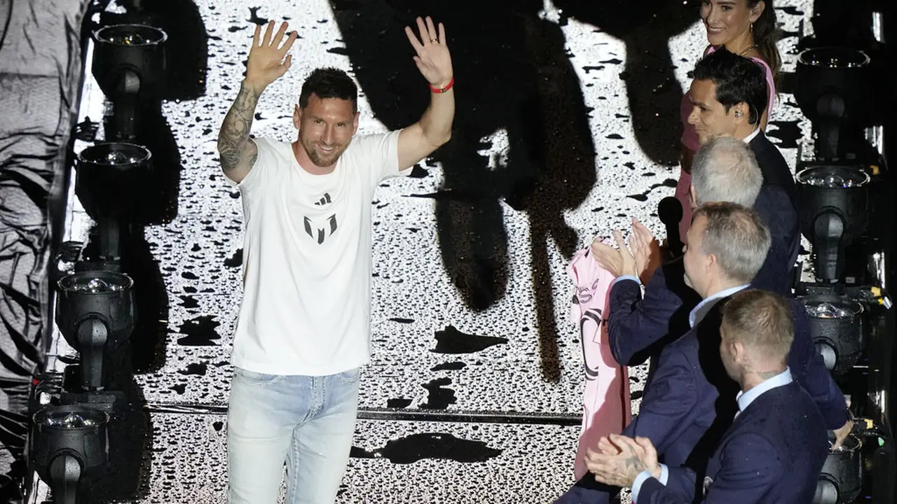Foto: Pamer Nomor 10, Lionel Messi Resmi Diperkenalkan Inter Miami