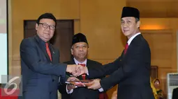 Mendagri Tjahjo Kumolo (kiri) menyerahkan nota pengantar tugas dari Gubernur Bangka Belitung Rustam Effendi kepada Yuswandi A Tumenggung (kanan) di Kemendagri, Jakarta, Kamis (27/10). (Liputan6.com/Helmi Fithriansyah)