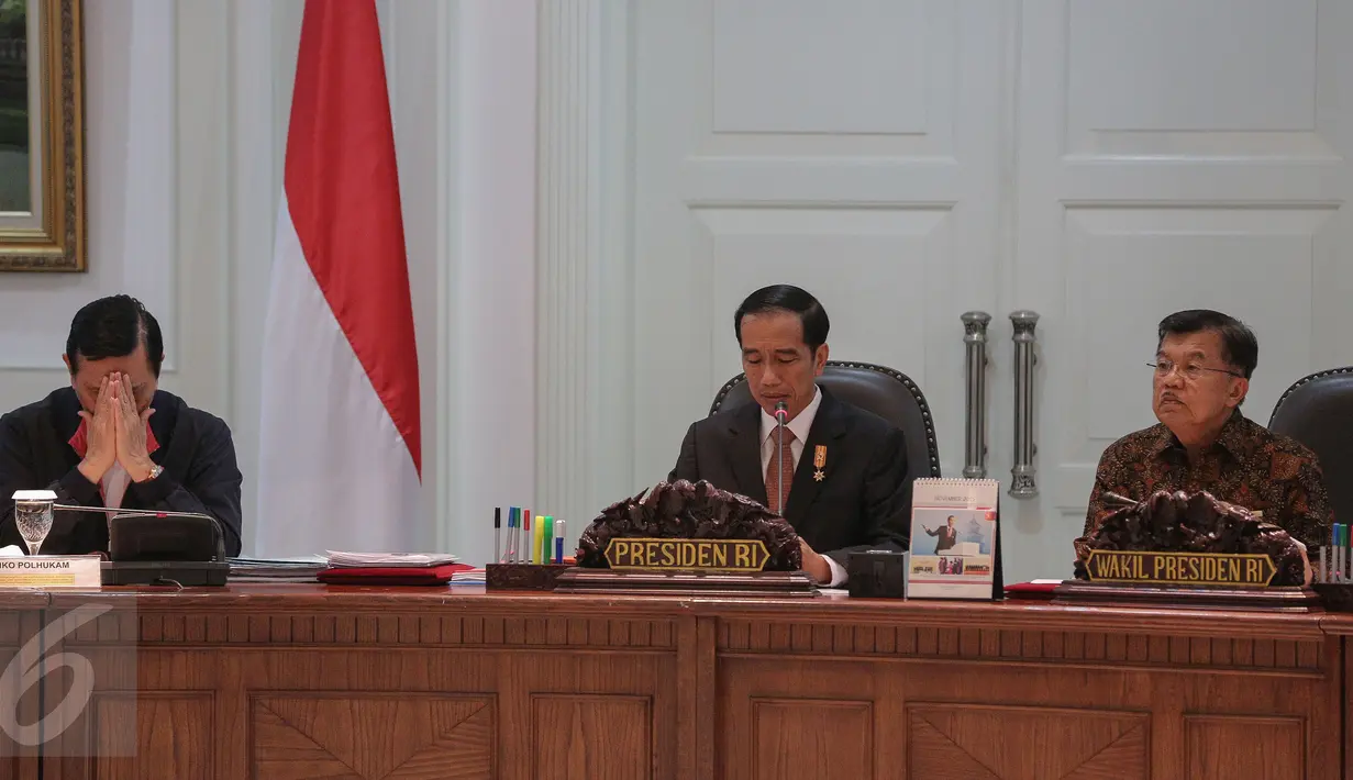 Presiden Jokowi didampingi Wapres Jusuf Kalla memimpin Sidang Kabinet Paripurna di Istana Kepresidenan, Jakarta,(2/11/2015). Sidang membahas APBN 2016, Persiapan Pilkada Serentak, dan Paket Kebijakan Ekonomi VI. (Liputam6.com/Faizal Fanani)