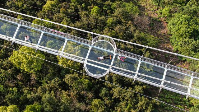 Pengunjung Nekat Meluncur Ala Bisbol, Kaca di Jembatan ...