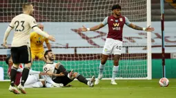 Pemain Manchester United Bruno Fernandes bereaksi saat dilanggar di kotak penalti saaat menghadapi Aston Villa pada pertandingan Premier League di Villa Park, Birmingham, Inggris, Kamis (9/7/2020). Manchester United menang 3-0. (AP Photo/Shaun Botterill, Pool)