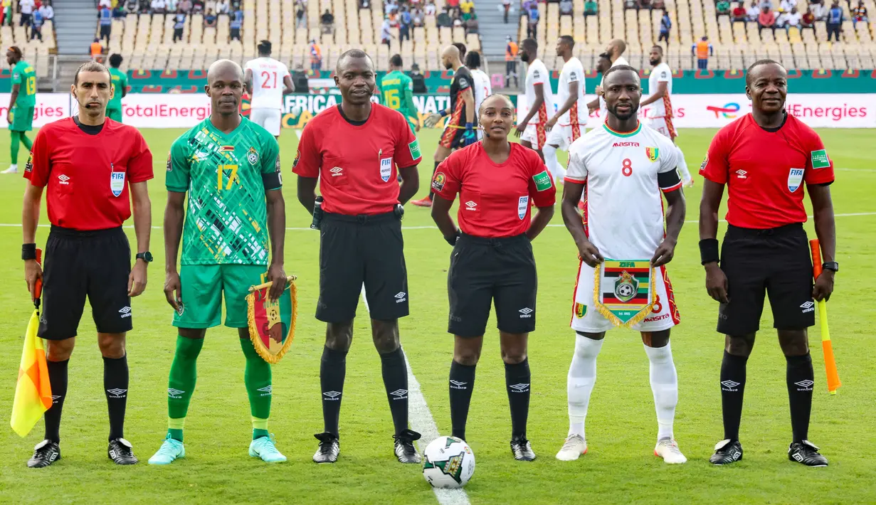 Salima Mukansanga merupakan wasit yang memiliki banyak pengalaman dalam memimpin laga besar termasuk di Piala Afrika 2022 dan Olimpiade. Karena kualitas yang mumpuni maka akhirnya perempuan berkebangsaan Rwanda ini ditunjuk FIFA untuk menjadi salah satu wasit di turnamen sepak bola paling bergengsi Piala Dunia. (AFP/Kenzo Tribouillard)
