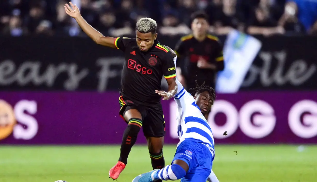 Pada akhir pekan kemarin, Ajax secara resmi menghilangkan bordiran tiga burung kecil itu. Namun klub raksasa Belanda itu tetap mempertahankan warna merah, kuning dan hijau dalam kostum ketiga mereka musim ini. (AFP/Olaf Kraak)