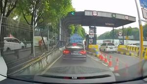 Aksi pengemudi Audi masuk ruas tol tanpa bayar viral di media sosial (Istimewa)