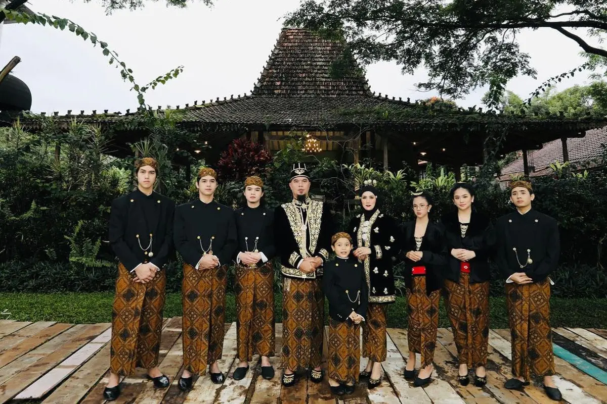 [Fimela] 6 Potret Kebersamaan Ahmad Dhani dan Mulan Jameela dengan Buah Hatinya