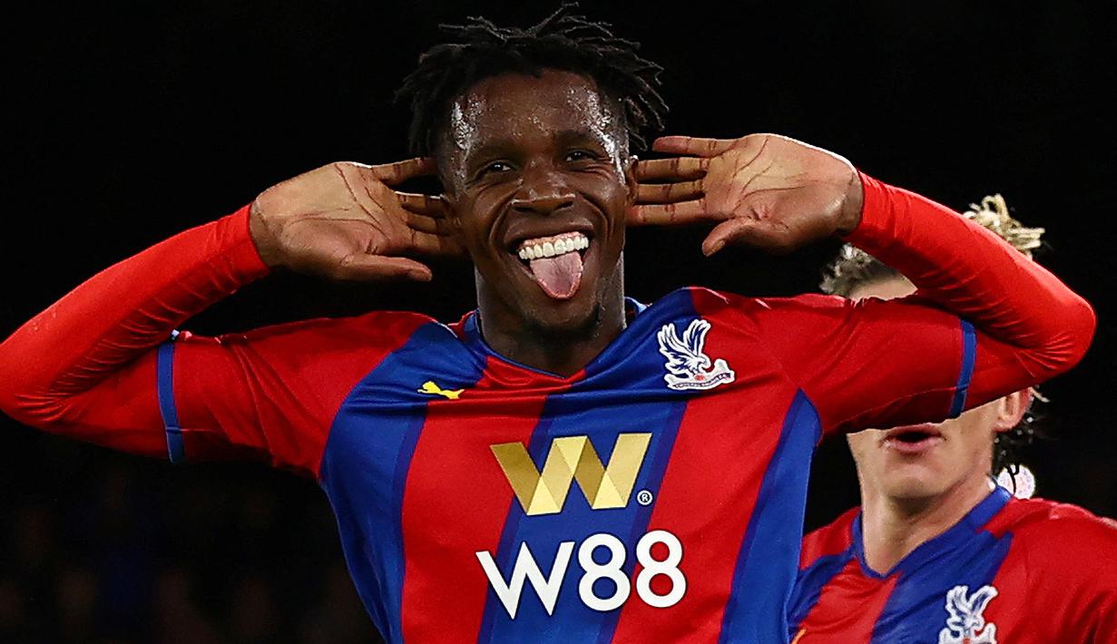 Wilfried Zaha. Didatangkan Alex Ferguson pada Januari 2013 sebagai rekrutan terakhir, tak sekalipun ia bermain hingga Sir Alex pensiun di akhir musim. Hanya bermain 4 kali di musim 2013/2014, ia sempat dipinjamkan ke Cardiff City hingga akhirnya kembali ke Crystal Palace. (AFP/Adrian Dennis)