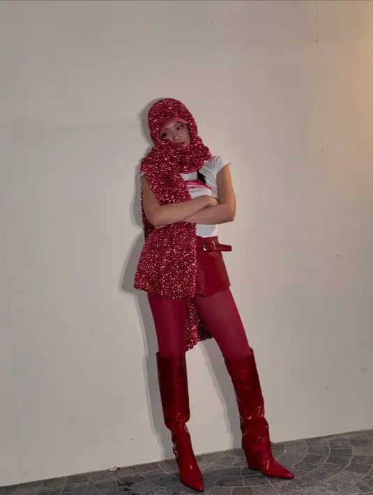 Terbaru, Jennie BLACKPINK kembali menarik perhatian dengan pilihan busananya yang unik.  [@jennierubyjane].