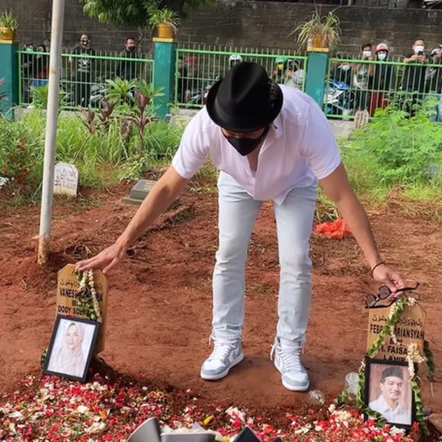 6 Momen Denny Sumargo Ziarah ke Makam Vanessa Angel, Kenang Chat Terakhir