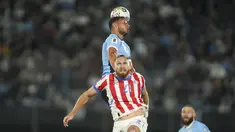 Bek Uruguay Sebastian Caceres menyundul bola melewati penyerang Paraguay Isidro Pitta pada matchday 7 Kualifikasi Piala Dunia 2026 zona CONMEBOL. Laga ini berlangsung di Estadio Centenario, Sabtu (7/9/2024) pagi WIB. (AP Photo/Matilde Campodonico)
