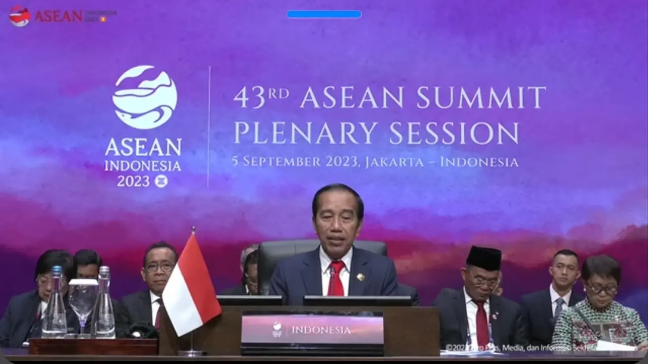 Presiden RI Joko Widodo atau Jokowi dalam membuka KTT ASEAN 2023 menginginkan negara ASEAN lebih gesit untuk bisa menjadi motor pertumbuhan ekonomi dunia
