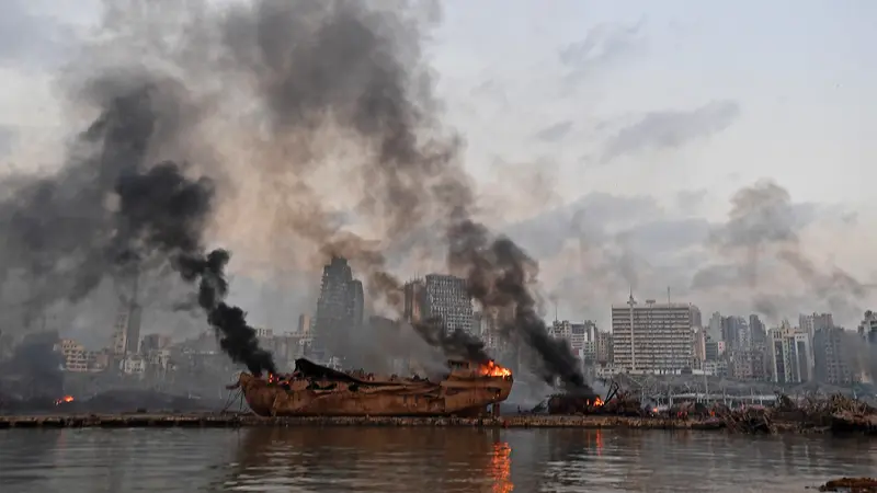 Penampakan Kapal Besar yang Hancur Akibat Ledakan di Beirut