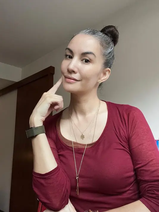 Nadya Hutagalung kini merasa lega dan lebih bebas setelah memutuskan untuk tidak mewarnai rambut lagi. Dirinya pun semakin menyukai penampilan alaminya dengan rambut beruban. (FOTO: instagram.com/nadyahutagalung/)