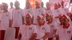 Usai menyanyikan lagu Indonesia Raya, 76 napi terorisme itu secara bergantian mencium bendera Merah Putih. Acara ini bertepatan dengan Hari Lahir Pancasila. (merdeka.com/Arie Basuki)