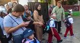Orang tua mengantarkan anaknya hingga gerbang sekolah  di SDN Meruyung, Depok, jawa Barat, Senin, 13 Juli 2007.