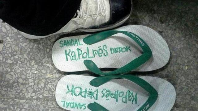 6 Nama Orang di Sandal Jepit Ini Curi Perhatian, Maling Senyum Tipis