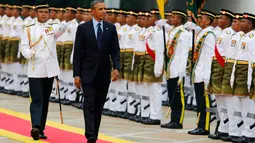 Setibanya di Malaysia, Sabtu (26/4/2014), Presiden AS, Barrack Obama langsung disambut upacara kenegaraan di Parliament Square, Kuala Lumpur. (REUTERS/Larry Downing)