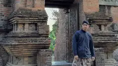 Nama Wisnu Hardana mulai dikenal melalui channel youtube milik kakaknya, Sara Wijayanto. Sara dikenal karena sering memuat konten berbau mistis. (Liputan6.com/IG/@wisnuhardana)