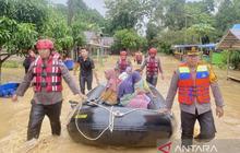 Petugas Gabungan Evakuasi Ratusan Warga Terdampak Banjir Balangan