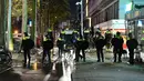 Polisi berusaha mengamankan aksi protes yang digelar oleh warga Turki di Rotterdam, Belanda (11/3). Mengetahui menterinya dilarang mendarat, Presiden Erdogan mendeskripsikan pemerintah Belanda adalah 'sisa Nazi dan fasis'. (AFP/Emmanuel Dunand)