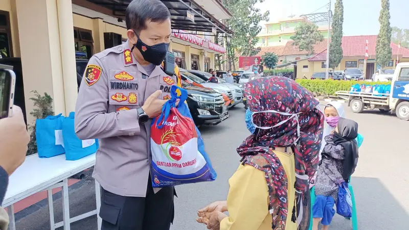 Kapolres Garut AKBP Wirdhanto Hadicaksono membagikan  paket bansos TNI-Polri bagi warga terdampak kebijakan Pemberlakukan Pembatasan Kegiatan Masyarakat (PPKM) Darurat Covid-19 di Garut.