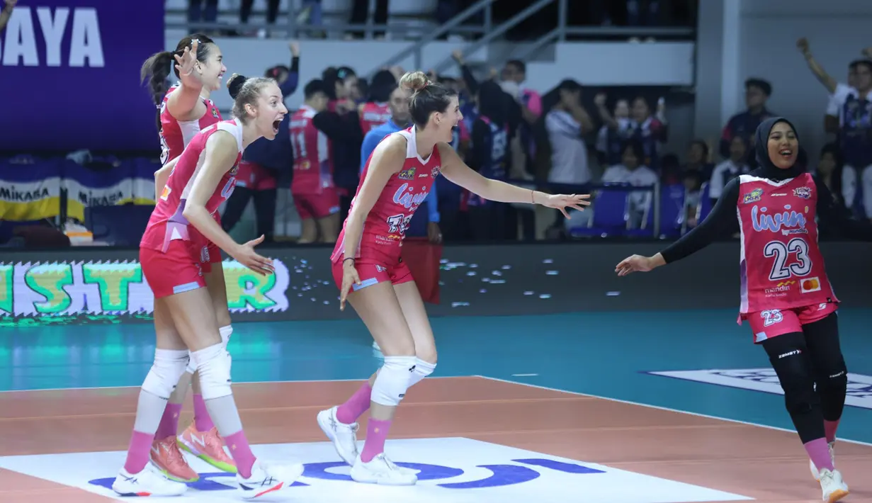 Jakarta Livin' Mandiri menaklukkan Bandung bjb Tandamata dengan skor tipis 3-2 (21-25, 28-26, 31-29, 22-25, 16-14). (Dok. PBVSI)