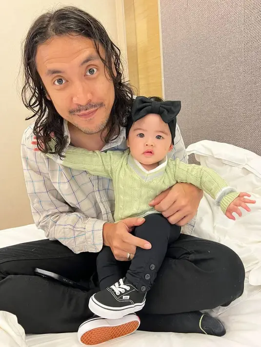 Melihat kedekatan Ello dan Dunia, tak sedikit netizen menjulukinya sebagai hot daddy [instagram/marcello_tahitoe]