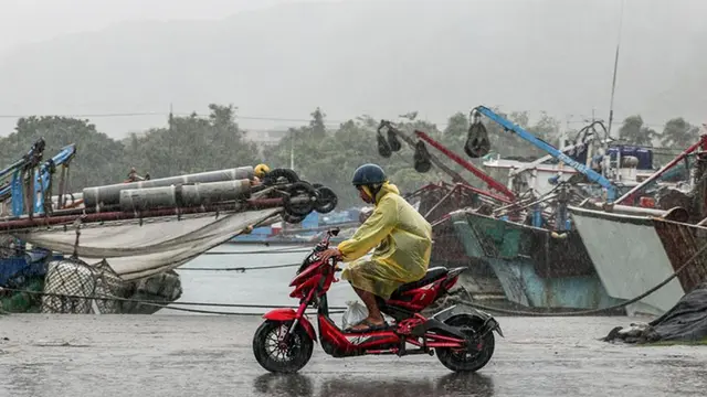 Puluhan orang terluka akibat hujan deras dan banjir yang dipicu oleh Topan Fung-Wong di Taiwan.