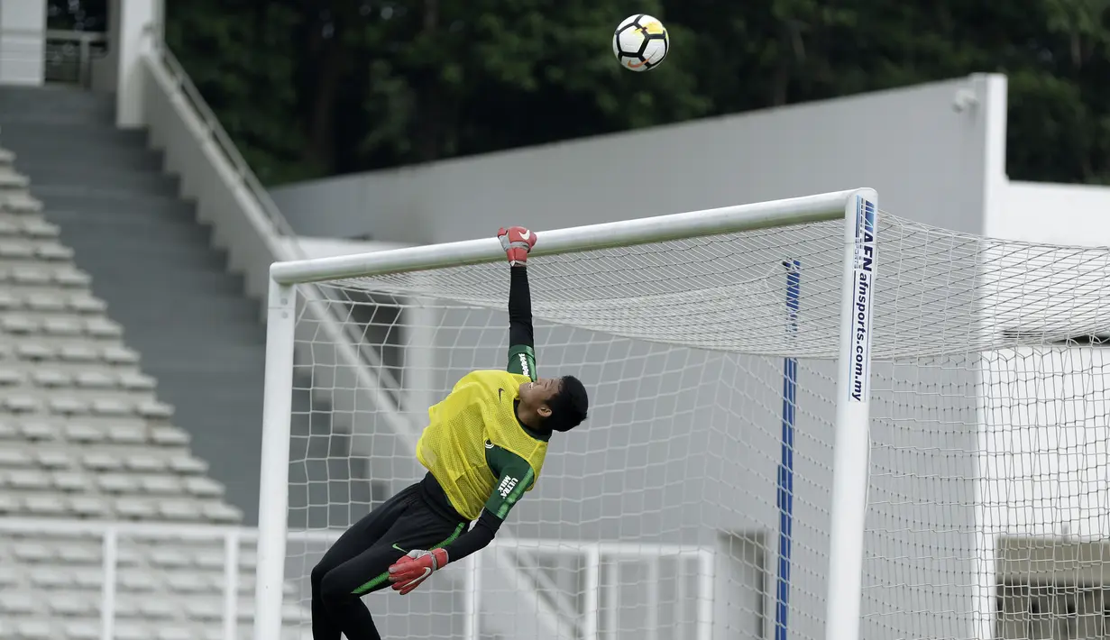 Kiper Timnas Indonesia U-23, Muhammad Riyandi, melakukan penyelamatan bola saat internal game di Stadion Madya, Jakarta, Jumat(8/3). Latihan ini merupakan persiapan jelang kualifikasi Piala AFC U-23 di Vietnam. (Bola.com.Yoppy Renato)