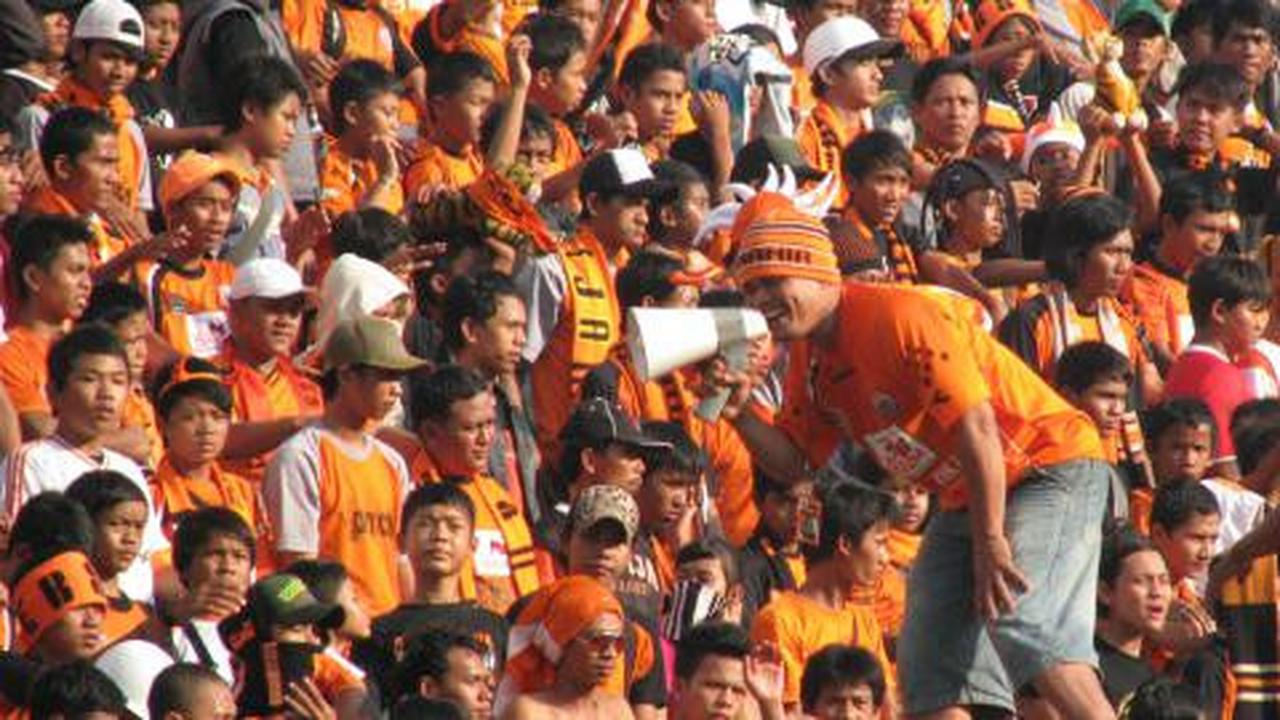 Ahok: Jakmania cilik naik atap bus sambil merokok buat malu