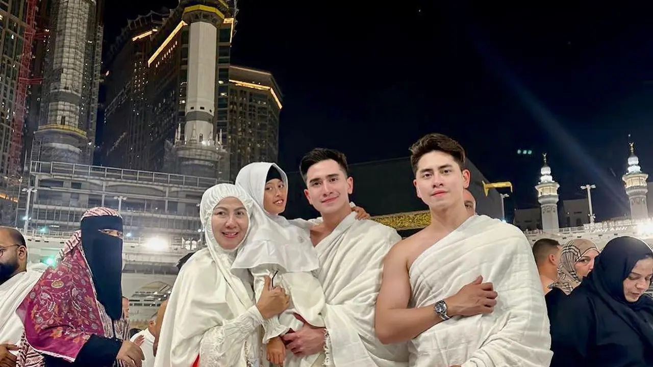 Potret Varrel dan Keluarga Umro (sumber : Instagram/@bramastavrl)