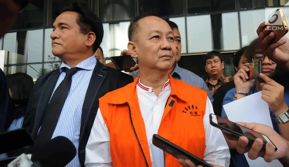 Pakar Hukum Tata Negara Yusril Ihza Mahendra mendampinggi tersangka mantan Ketua Badan Penyehatan Perbankan Nasional (BPPN) Syafruddin Arsyad Temenggung usai penendatangan P21 di gedung KPK, Jakarta, Rabu (18/4). (Merdeka.com/Dwi Narwoko)