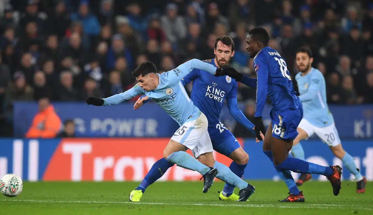 Gelandang Manchester City, Brahim Diaz merebut bola dari pemain Leicester City pada perempat final Piala Liga Inggris di King Power Stadium, Selasa (19/12). Manchester City menang 4-3 atas Leicester City lewat adu penalti. (Paul ELLIS/AFP)