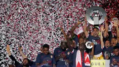 Pemain Monaco merayakan gelar juara Liga Prancis usai mengalahkan Saint Etienne 2-0 pada pertandingan pekan ke-37 di Stadion Stade Louis II, Kamis (18/5) dini hari. AS Monaco meraih gelar Liga Prancis perdananya dalam 17 tahun. (AP Photo/Claude Paris)