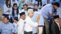 Pasangan Capres-Cawapres nomor urut 3, Ganjar Pranowo dan Mahfud Md menghadiri debat Pilpres 2024 di Kantor KPU, Jakarta Pusat, Selasa (12/12/2023) malam. (Liputan6.com/Faizal Fanani)