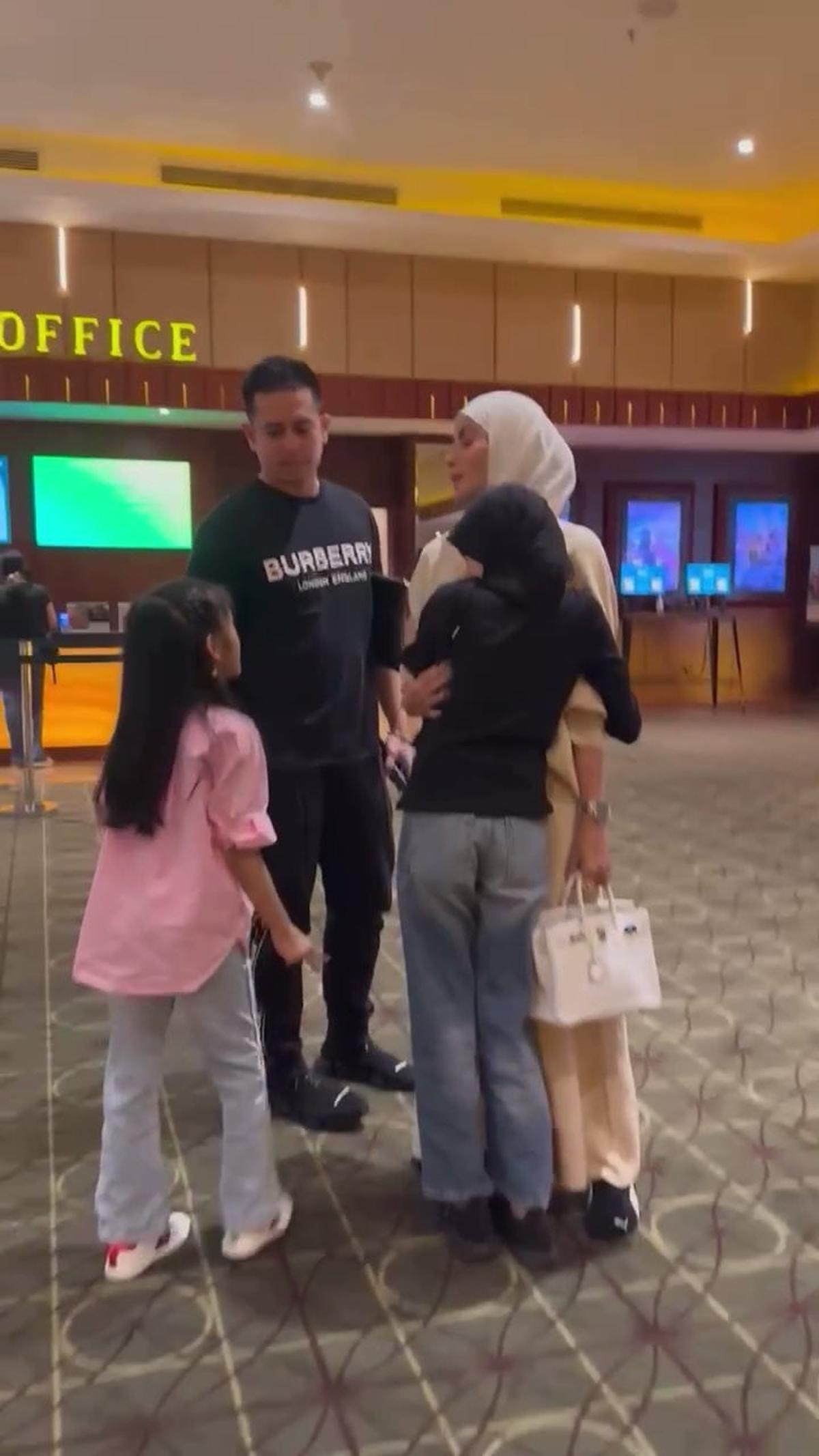 7 Potret Olla Ramlan dan Mantan Suami Nonton Bareng Bersama Anak, Tetap Akur meski Sudah Bercerai
