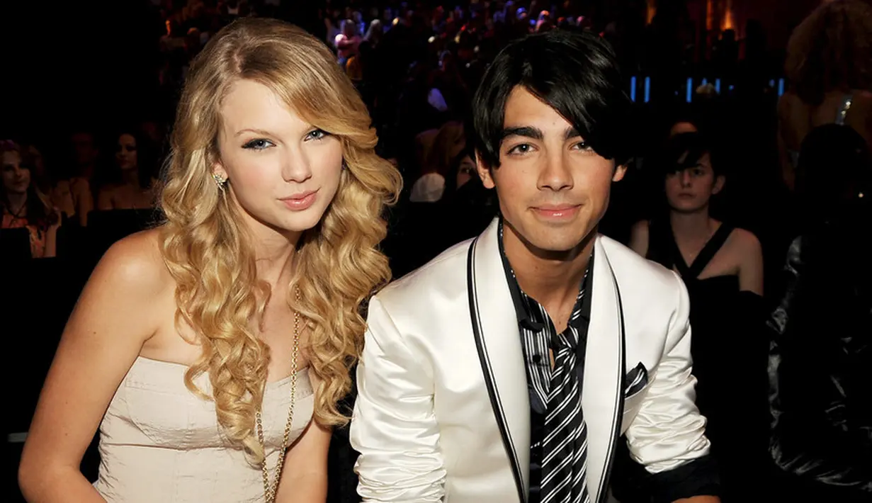 Joe Jonas memutuskan TayTay dalam telpon 27 detik. Lewar lagu Better Than Revenger terdapat lirik "thought I knew you for a minute, now I'm not so sure." (Getty Images/Cosmopolitan)