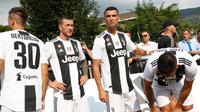 Cristiano Ronaldo, Federico Bernardeshi, Rodrigo Bentancur dan Emre Can bersiap bermain pada pertandingan persahabatan antara Juventus A dan tim B di Villar Perosa, Italia utara, (12/8). (AP Photo/Antonio Calanni)
