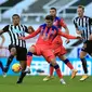 Gelandang Chelsea, Mason Mount, berduel dengan gelandang Newcastle United, Isaac Hayden, pada laga pekan kesembilan Premier League 2020-2021. (AFP/Lindsey Parnaby)