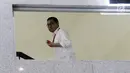 Anggota DPR Fraksi PAN, Sukiman menaiki tangga menuju ruang pemeriksaan di Gedung KPK, Jakarta, Rabu (20/2). Sukiman diperiksa terkait kasus dugaan suap pengurusan dana perimbangan Kabupaten Pengunungan Arfak, Papua. (Merdeka.com/Dwi Narwoko)