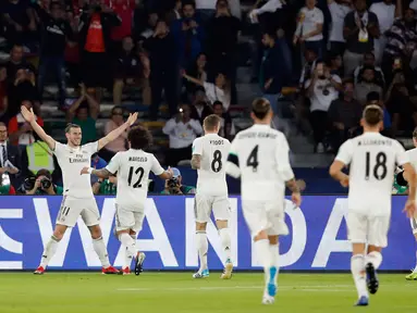 Gelandang Real Madrid, Gareth Bale (kiri) berselebrasi usai mencetak hattrick saat melawan Kashima Antlers di semifinal Piala Dunia Antarklub 2018 di stadion Zayed Sports City, Uni Emirat Arab (19/12). Madrid menang 3-1. (AP Photo/Hassan Ammar)
