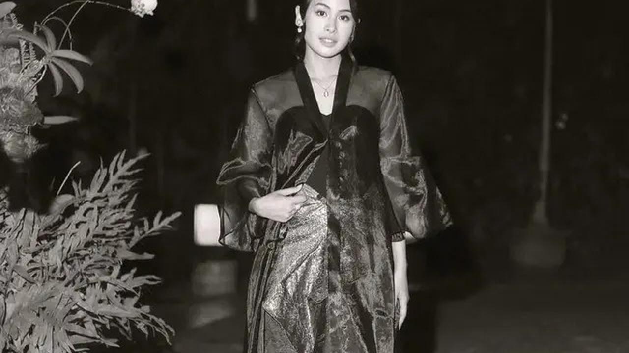 Tampilan Magis Maudy Ayunda Bacakan Puisi Perjalanan Cinta Habibie Ainun dengan Kebaya Tembus Pandang