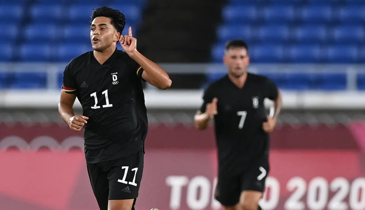 Jerman bangkit pada babak kedua. Di menit ke-57 Nadiem Amiri memperkecil selisih menjadi 1-3 usai menyambar bola liar di pertahanan Brasil sebelum menaklukkan kiper Brasil, Santos di bawah mistar. (Foto: AFP/Daniel-Leal Olivas)