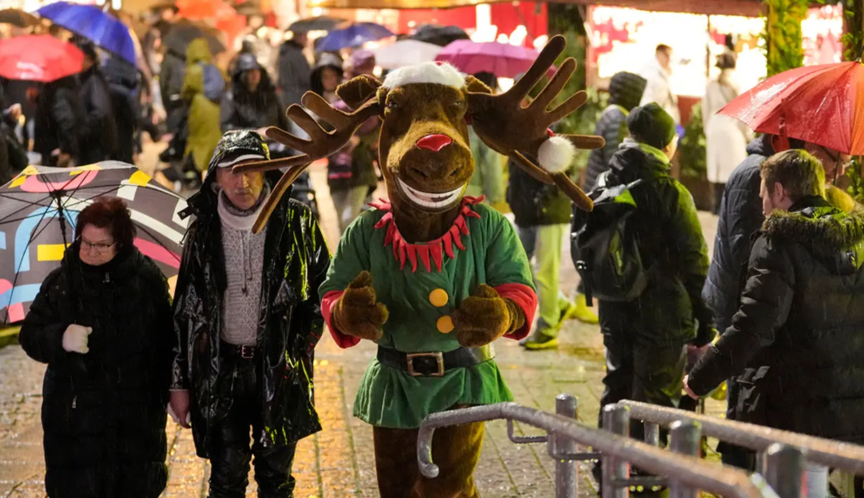 Ketika hari mulai gelap, Pasar Natal ini akan terlihat menyala dan berkilauan. Aroma sosis bakar Bratwurst, anggur panas (Gluehwein) dan almond memenuhi udara. (AP Photo/Martin Meissner)