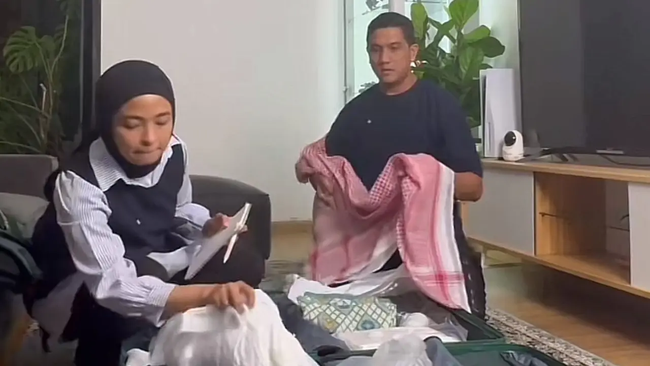 Tantri Kotak dan suaminya sedang mempersiapkan diri berangkat haji