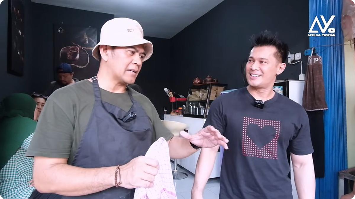 6 Potret Desain Warung Tahu Bakso Artis Kolosal Aris Kurniawan, Modern Pinggir Jalan