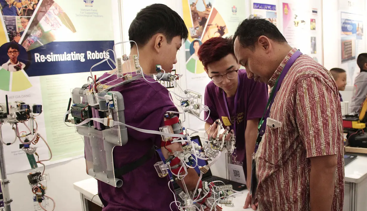 Pengunjung mengamati karya sains dan riset para peneliti maupun inovator di Indonesia Science Expo 2019, ICE BSD, Tangerang, Kamis (24/10/2019). Ajang kelima yang digelar oleh LIPI menampilkan 150 proyek penelitian dari 11 negara partisipan dan berlangsung hingga 26 Oktober. (merdeka.com/Arie Basuki